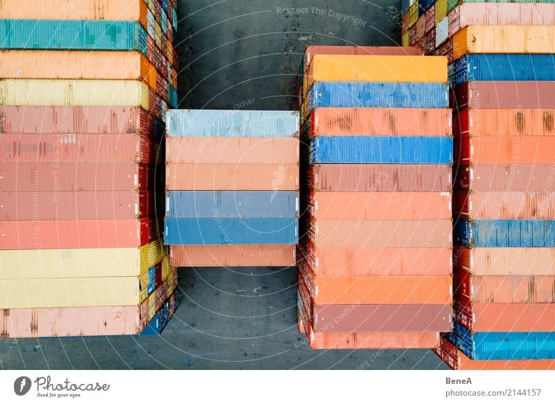 Bunte Fracht Container in einem Waren Lager Wirtschaft Industrie Handel Güterverkehr & Logistik Business Erfolg Verkehr Lastwagen Containerschiff Güterzug