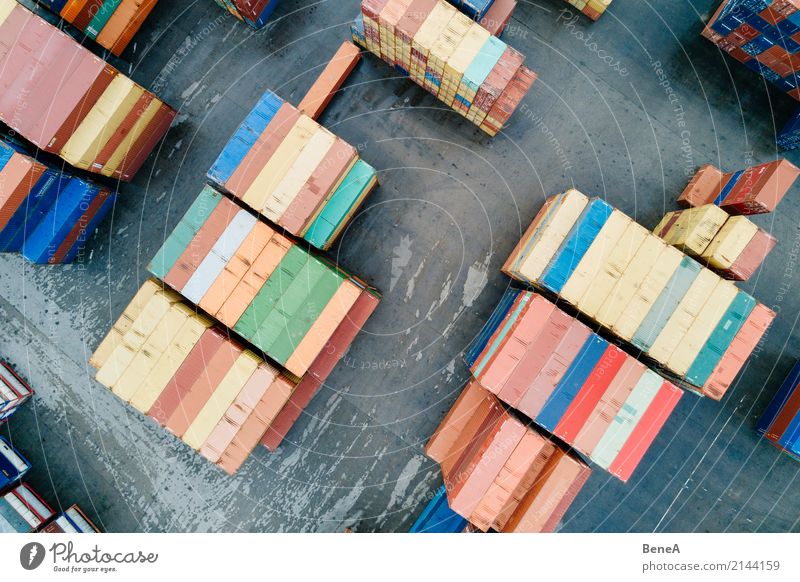 Bunte Fracht Container in einem Waren Lager Arbeitsplatz Fabrik Wirtschaft Industrie Handel Güterverkehr & Logistik Business Unternehmen Verkehr Parkplatz