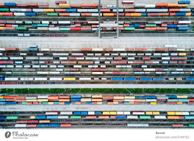 Güterzüge und Fracht Container in einem Container Terminal Arbeitsplatz Wirtschaft Industrie Handel Güterverkehr & Logistik Business Maschine