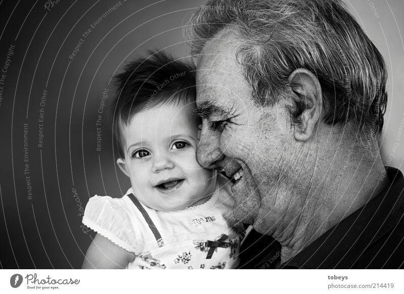 Lebensfreude Kind Baby Kleinkind Mädchen Männlicher Senior Mann Großvater 2 Mensch 0-12 Monate 60 und älter genießen lachen Gefühle Freude Glück Schutz