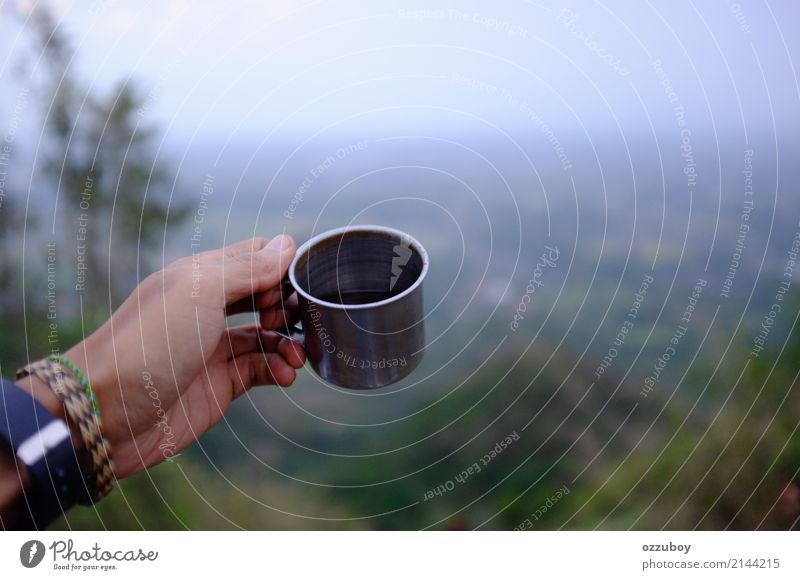 die Hand hält eine Metalltasse Kaffee am Morgen Getränk trinken Heißgetränk Tasse Becher Lifestyle Freude Freizeit & Hobby Abenteuer Camping Berge u. Gebirge