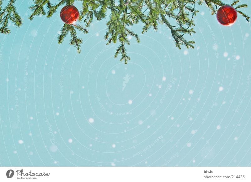 Schneeflöckchen... (I) Himmel Winter Eis Frost Schneefall hängen Kitsch verrückt blau rot Weihnachten & Advent Weihnachtsbaum Weihnachtsdekoration Kugel