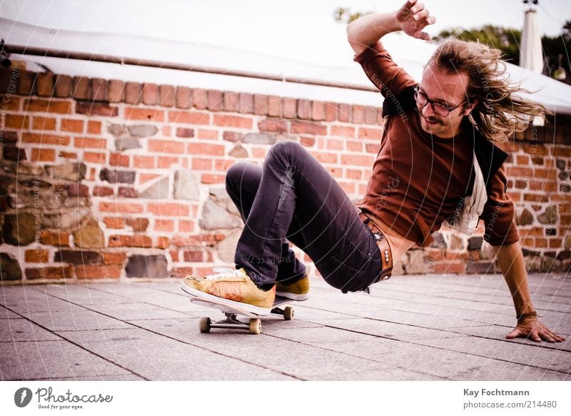 skater Freude Leben Freizeit & Hobby Skateboard Skateboarding maskulin Junger Mann Jugendliche 18-30 Jahre Erwachsene Mauer Wand Jeanshose Schuhe brünett