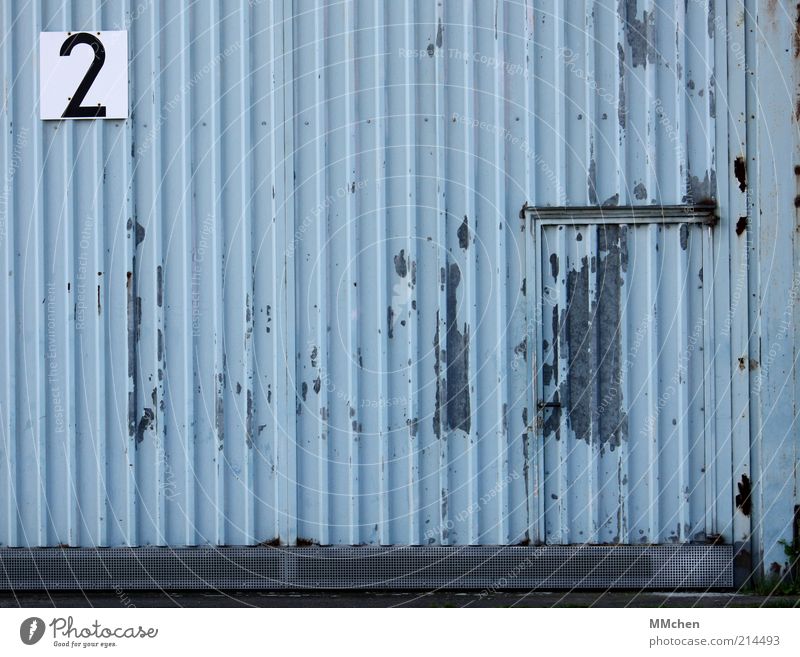 2 Gebäude blau Halle Blech Tür Eingang Schilder & Markierungen Beschilderung Ziffern & Zahlen grau Hangar Farbfoto Außenaufnahme Menschenleer Textfreiraum links