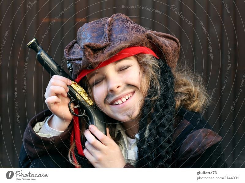 Crazy Pirate Kind Junge Kindheit 1 Mensch 8-13 Jahre Pistole Hut Kopftuch Dreispitz langhaarig Locken Bart berühren Lächeln lachen Liebe Fröhlichkeit Glück