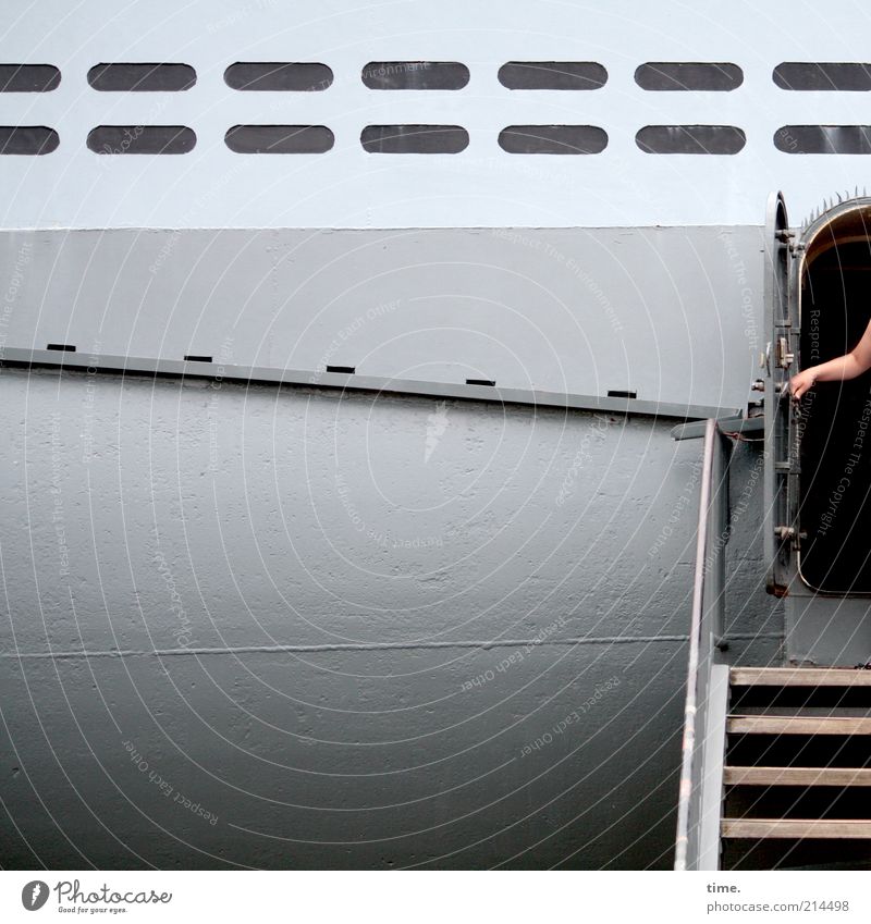 [KI09.1] - Dosenöffner Wasserfahrzeug Marine grau Treppe Hand Tür aufmachen Luke Metall Metallwaren Blech Außenaufnahme Tourismus Schiffsrumpf U-Boot