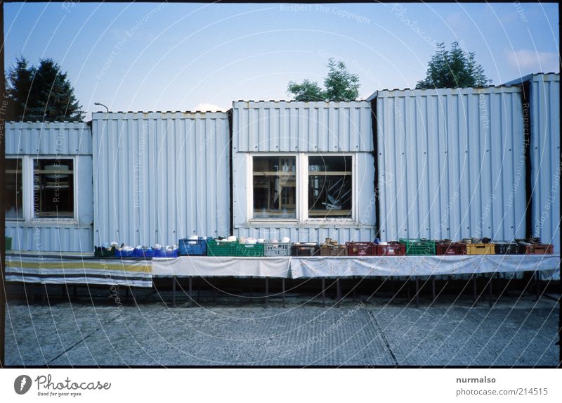 Flohmarkt Freizeit & Hobby Tisch Umwelt Kleinstadt Haus Hütte Fenster Container Sammlung Sammlerstück verkaufen alt Armut authentisch hässlich lang trist