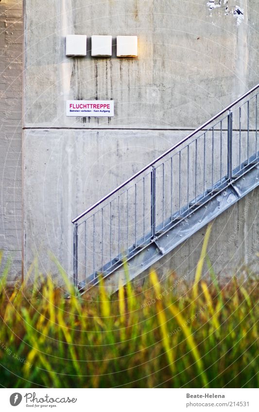 Verbotener Fluchtweg Baustelle Bauwerk Gebäude Mauer Wand Treppe Beton Metall Schilder & Markierungen Hinweisschild Warnschild Tatkraft Schutz gewissenhaft