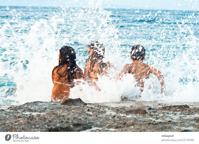 Wellenspiel Wohlgefühl Ferien & Urlaub & Reisen Tourismus Freiheit Sommer Sommerurlaub Strand Mädchen Junge Freundschaft Jugendliche Rücken Griechenland