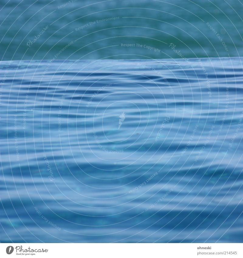Wasser Schwimmbad Urelemente Wellen Meer blau Leben Energie Farbfoto Strukturen & Formen Textfreiraum oben Textfreiraum unten Textfreiraum Mitte