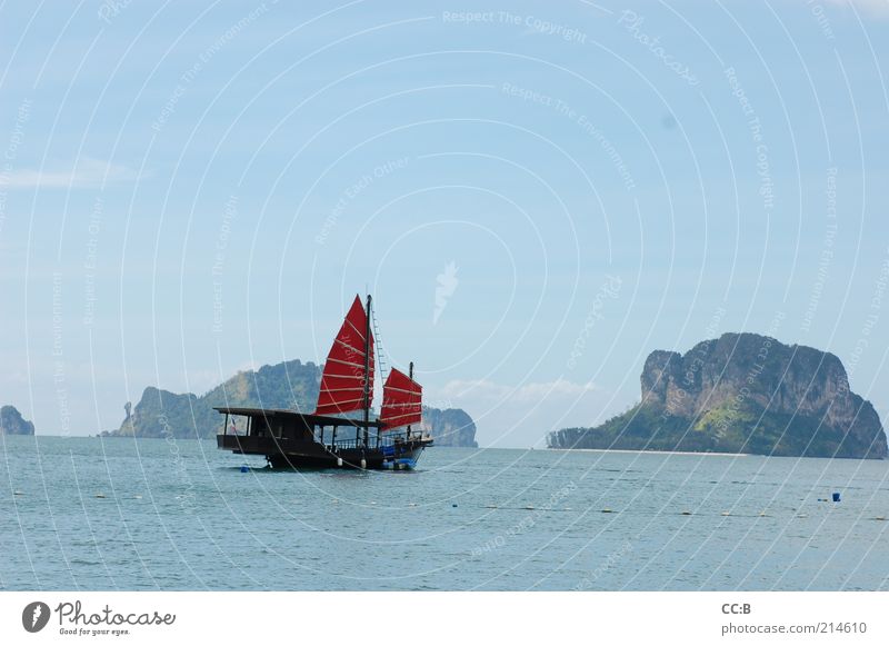 Romantik am Railay Beach im Süden von Thailand Landschaft Wasser Horizont Wellen Meer Insel Bootsfahrt Segelschiff Dschunke Erholung Ferien & Urlaub & Reisen