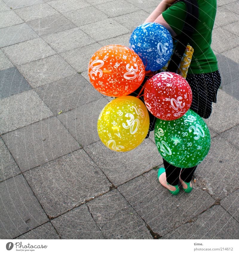 Ein Traum wird wahr* Frau Mensch Luftballon Geburtstag Feste & Feiern 5 mehrfarbig blau grün gelb rot orange Außenaufnahme Schuhe Betonplatte Straße Bürgersteig
