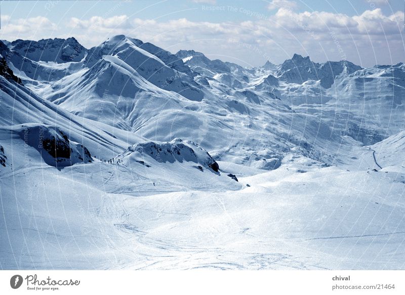 Arlberg Wolken Ferien & Urlaub & Reisen Panorama (Aussicht) Winter Berge u. Gebirge Schnee Sonne Himmel Alpen Ferne Tal Spuren Felsen groß Skipiste Skigebiet