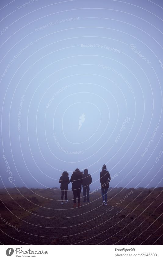 Eine Gruppe Leute, die in den Nebel gehen Ferien & Urlaub & Reisen Ausflug Abenteuer Ferne Freiheit Sightseeing wandern Mensch Freundschaft 4 Menschengruppe