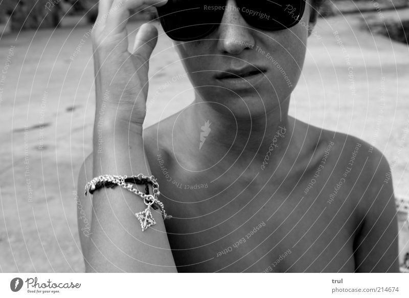 Kleidungsstück Brille feminin Junge Frau Jugendliche Haut Hand Schulter Schmuck Sonnenbrille Denken träumen warten dünn Coolness Ray-Ban lässig Körperhaltung