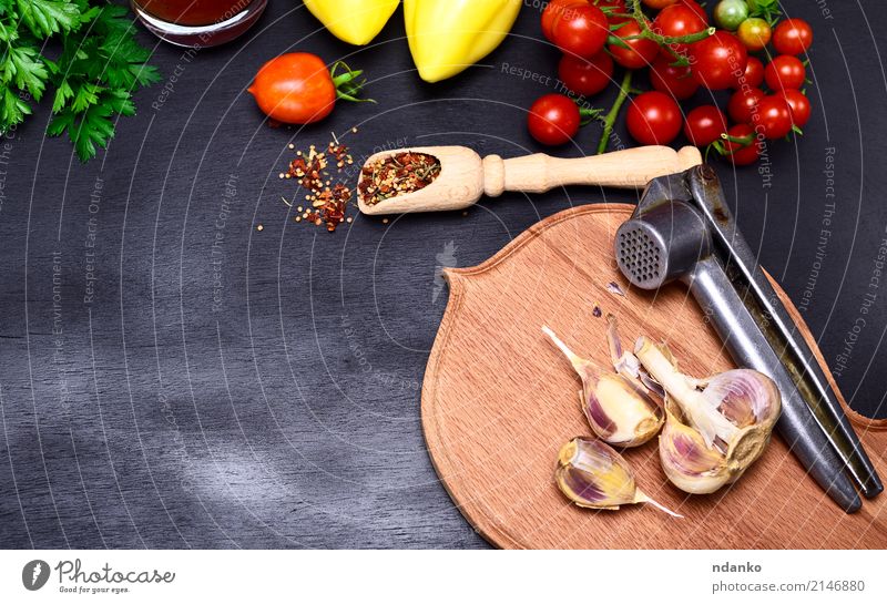 Frisches Gemüse und Knoblauch Lebensmittel Kräuter & Gewürze Vegetarische Ernährung Diät Küche Holz frisch grün rot schwarz Tomate Kirsche Paprika Hintergrund