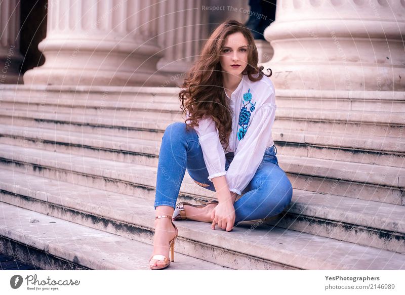 Schöne kaukasische Frau, die auf Treppen sitzt schön Haare & Frisuren feminin Erwachsene 1 Mensch 18-30 Jahre Jugendliche Architektur Mode Bekleidung Jeanshose