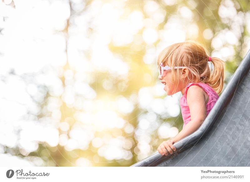 Glückliches blondes Mädchen auf einem Dia Sommer Sommerurlaub Kind Mensch feminin 1 1-3 Jahre Kleinkind Spielplatz genießen Spielen Fröhlichkeit klein gold rosa