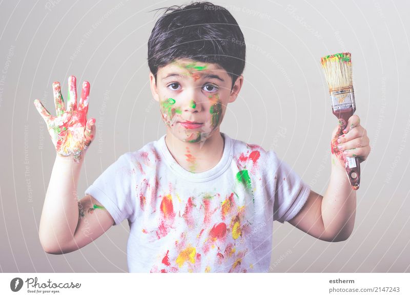 Junge mit bemaltem Gesicht und T-Shirt-Malerei Lifestyle Freude Spielen Kinderspiel Mensch maskulin Kleinkind Kindheit 1 3-8 Jahre Künstler Kunstwerk Gemälde