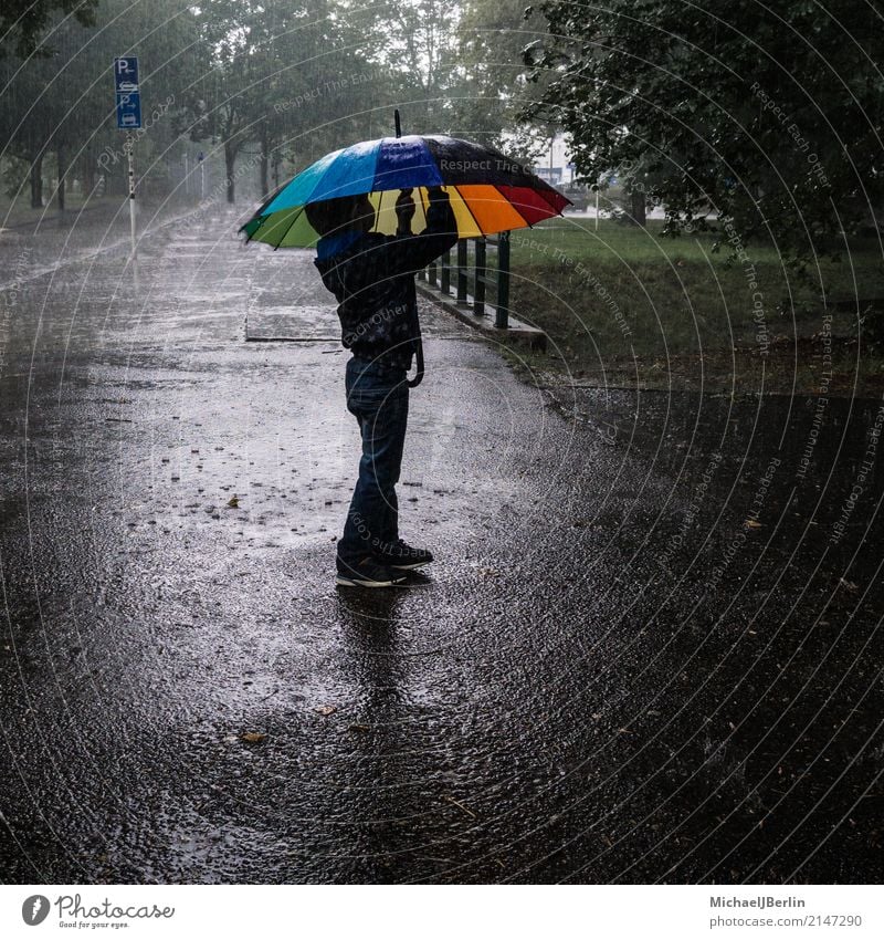 kleiner Junge unterm Regenschrim Kind maskulin Kleinkind 1 Mensch 8-13 Jahre Kindheit Wassertropfen schlechtes Wetter Unwetter Regenschirm stehen Berlin
