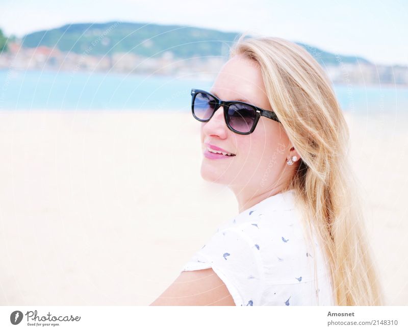 Blonde junge Frau am Strand mit Sonnenbrille Lifestyle Erholung Ferien & Urlaub & Reisen Tourismus Mensch feminin Erwachsene 1 18-30 Jahre Jugendliche blond