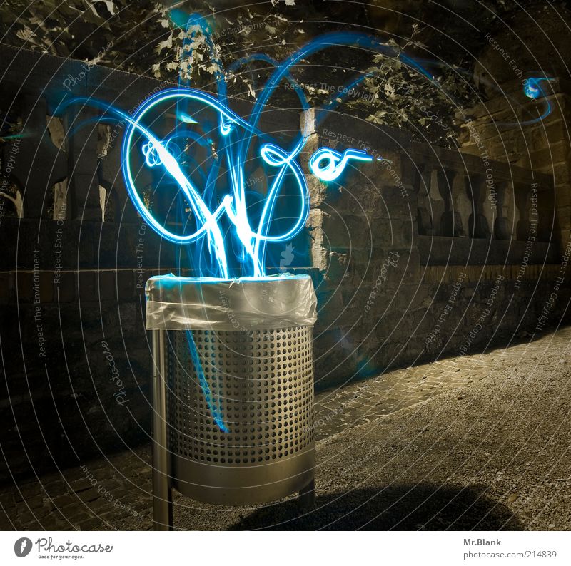 Elektrosmog Umwelt Sack Zeichen Müllbehälter fliegen Tanzen dunkel kalt verrückt blau grau silber Einsamkeit innovativ Surrealismus Außenaufnahme Experiment