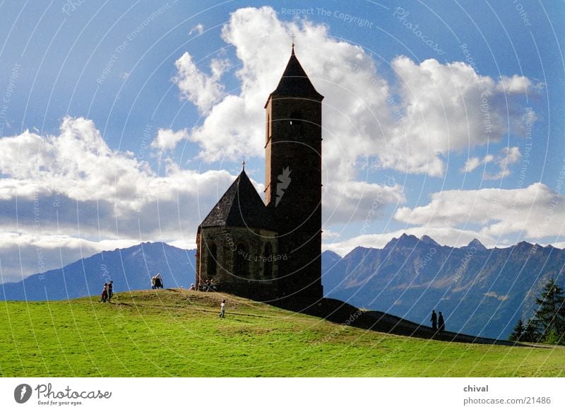 Bergkirche Wolken wandern Silhouette Panorama (Aussicht) Gegenlicht Berge u. Gebirge Religion & Glaube Sonne Alpen Kontrast groß