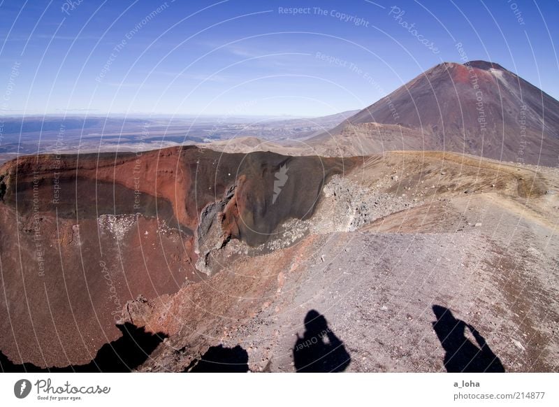 red crater Abenteuer Ferne wandern 2 Mensch Landschaft Urelemente Himmel Felsen Berge u. Gebirge Vulkan Vulkankrater exotisch gigantisch hoch rot Kraft Fernweh