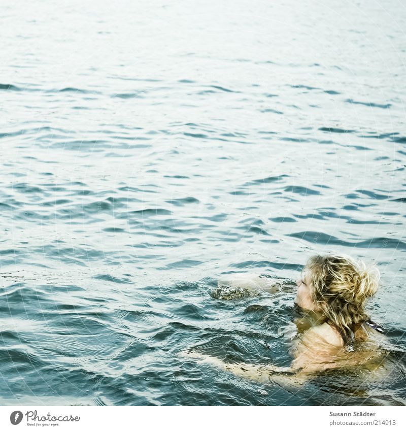 500 | Schwimmzüge feminin 1 Mensch Umwelt Urelemente Wasser Sommer Schönes Wetter Wellen Wasseroberfläche Farbfoto Außenaufnahme Tag Schwimmen & Baden