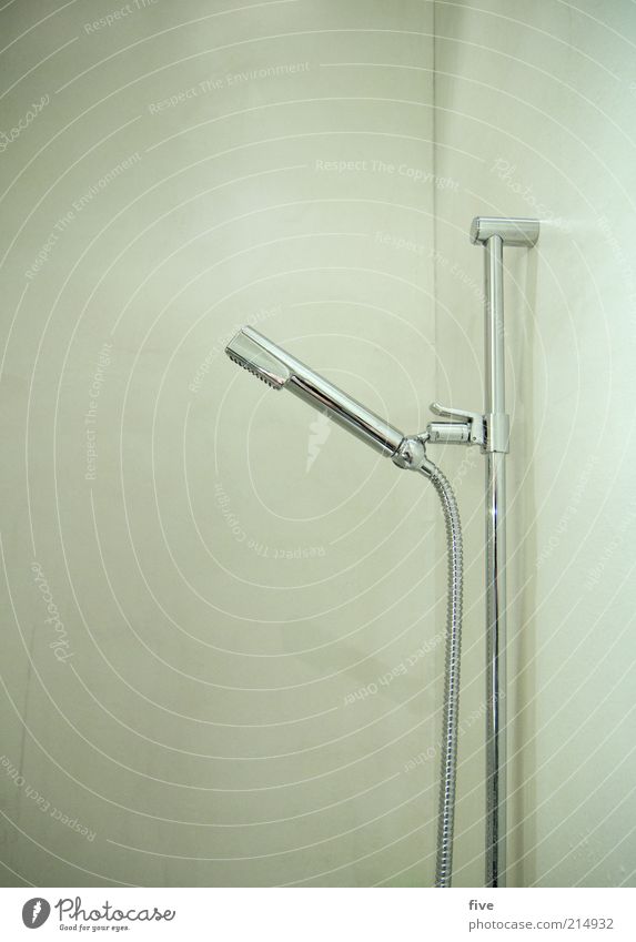 ab unter die dusche Bad Dusche (Installation) Duschkopf Duschschlauch Mauer Wand einfach kalt nass Farbfoto Innenaufnahme Kunstlicht glänzend silber modern