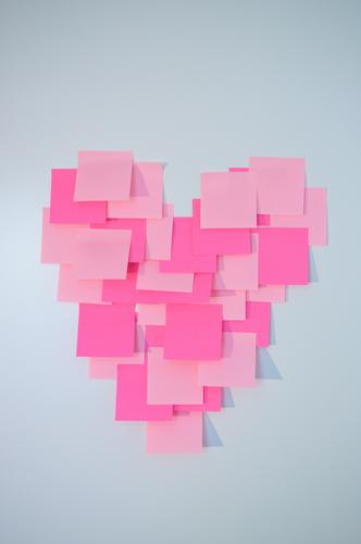 Ich denke an Dich Valentinstag Schreibwaren Papier Zettel Zeichen Herz Denken Liebe rosa weiß Glück loyal Verliebtheit Treue Romantik kleben erinnern Farbfoto