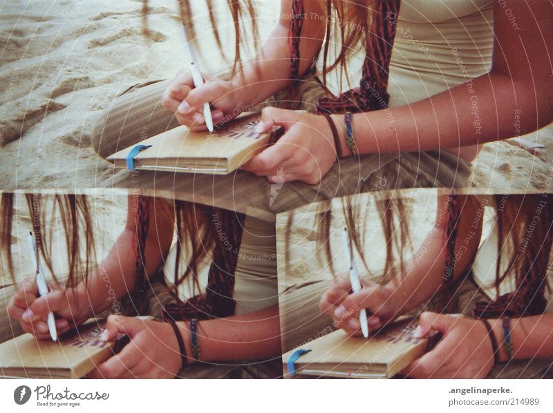 ton in ton Sand Bildausschnitt Buch schreiben Arme langhaarig brünett Junge Frau Sonnenlicht 3 linsen Armband Irritation