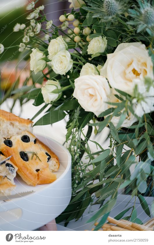 Oliven-Leckerbissen und Blumen Lebensmittel Teigwaren Backwaren Brot Lifestyle elegant Stil harmonisch Abenteuer Sommer Häusliches Leben Dekoration & Verzierung
