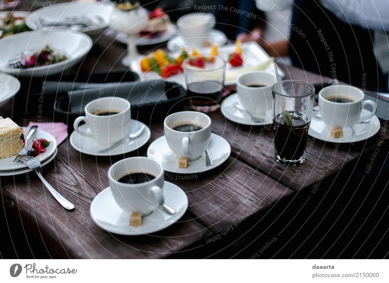Kuchen und Kaffee Lebensmittel Getränk Longdrink Cocktail Teller Becher elegant Stil Design Freude harmonisch Erholung Ausflug Abenteuer Freiheit Sommer Tisch