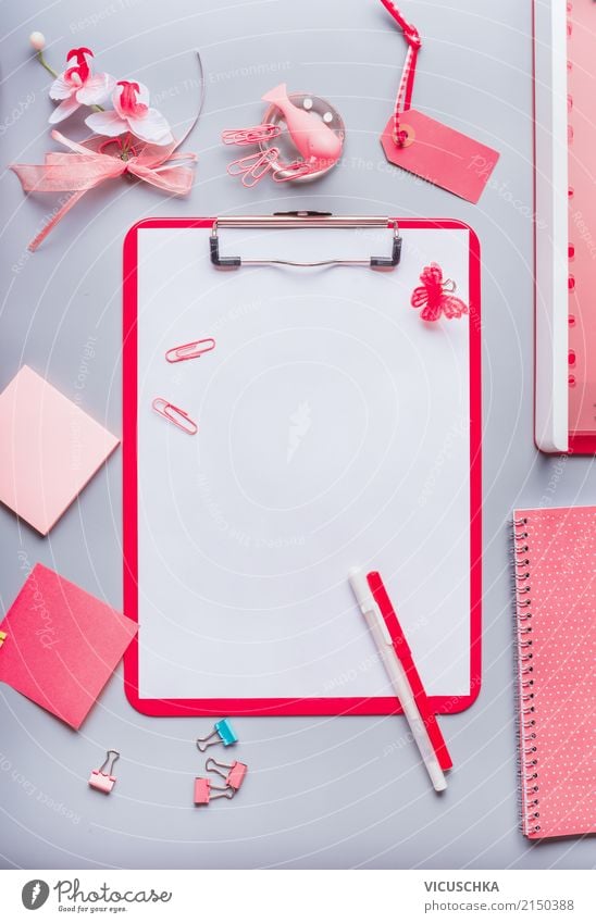 Pink Bürobedarf mit leerem Blatt Papier und Stift Lifestyle Stil Design Tisch Bildung Schule Studium Büroarbeit Business feminin rosa Hintergrundbild Blog