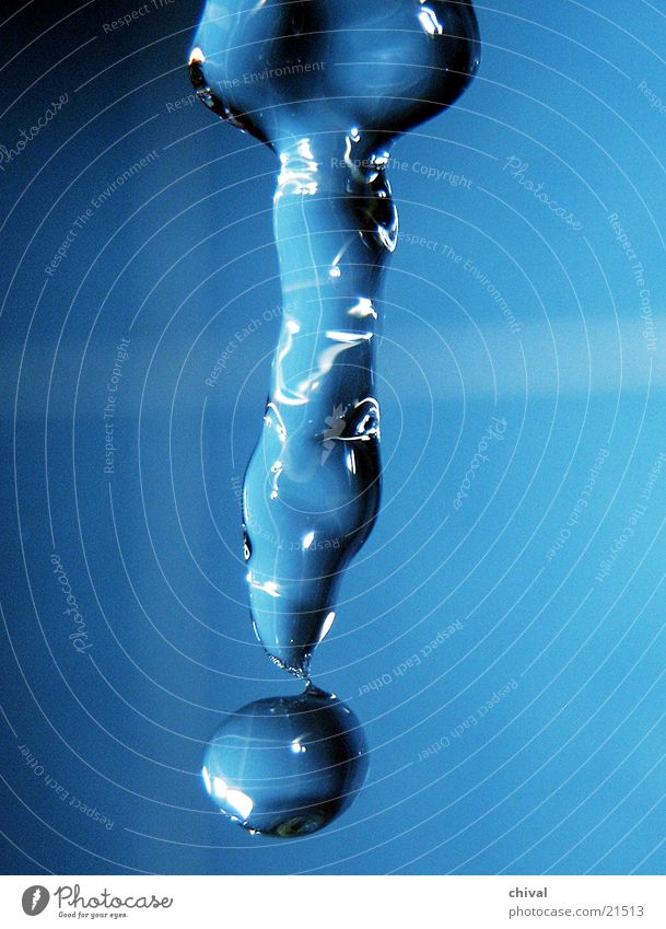 Wasserskulptur 10 Blitzlichtaufnahme Lichtbrechung Muster Reflexion & Spiegelung Wassertropfen fallen blau