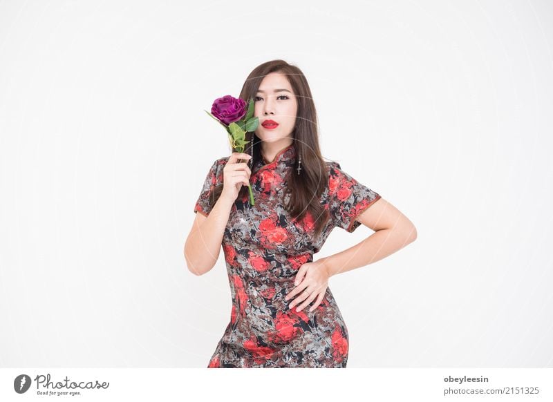 Schöne junge moderne Asiatin, die Blumen hält Stil Freude Glück schön Gesicht Sommer Valentinstag Hochzeit Mensch Frau Erwachsene Hand Rose Mode Rock Kleid