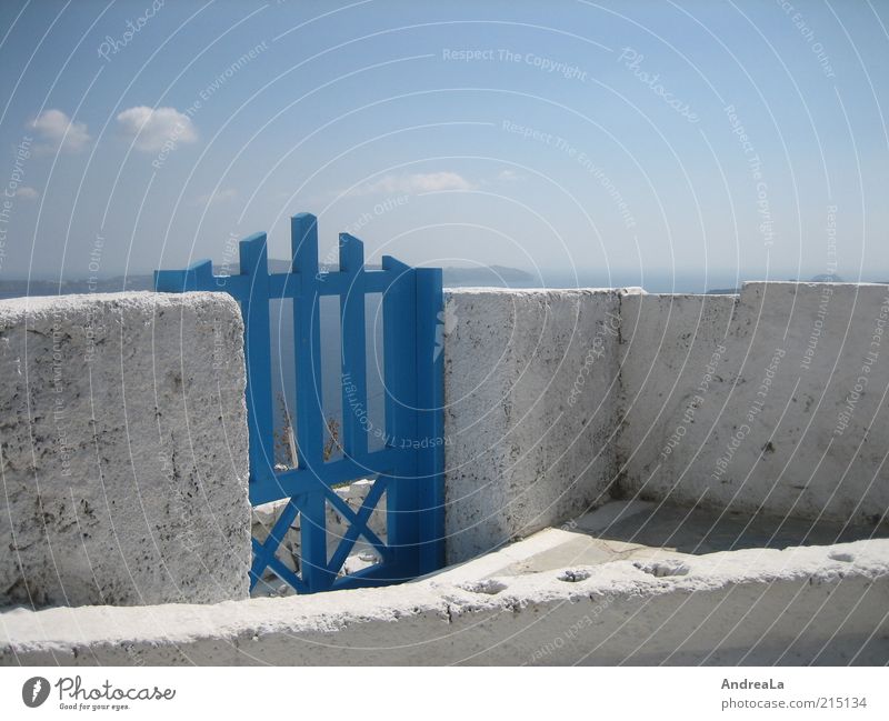 Tor ins Weite Himmel Sommer Meer Mauer Wand blau weiß Fernweh Freiheit Ferne Santorin Horizont himmelblau mehrfarbig Außenaufnahme Menschenleer