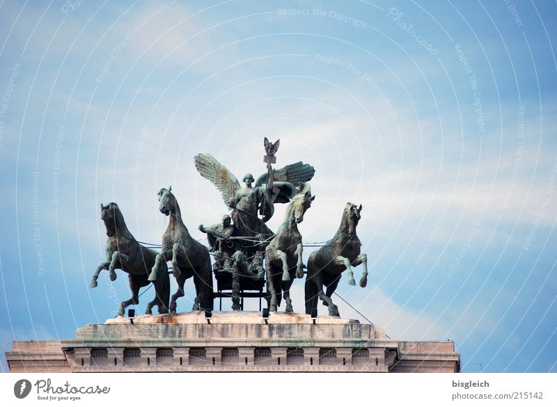 nicht das Brandenburger Tor ... Rom Italien Europa Hauptstadt Gerichtsgebäude Viergespann Sehenswürdigkeit Pferdekutsche 4 Tier blau Macht Farbfoto