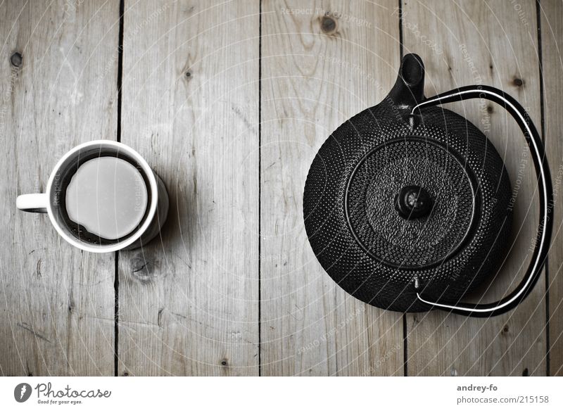 Becher und Teekanne. Lifestyle Häusliches Leben Tisch Kannen Kaffeetasse lecker braun schwarz Erholung Holztisch Gesundheit frisch Heißgetränk heiß