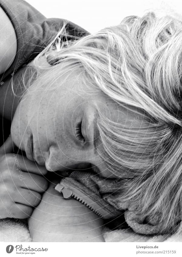 annusch2 feminin Junge Frau Jugendliche Erwachsene schlafen träumen kuschlig Schwarzweißfoto Außenaufnahme Sonnenlicht blond langhaarig Haarsträhne 18-30 Jahre