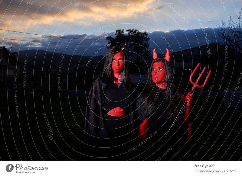 Zwei Frau als Teufel in der Dunkelheit verkleidet Lifestyle Kosmetik Schminke Gesichtsbemalung Körpermalerei Freizeit & Hobby Spielen Karneval Karnevalskostüm