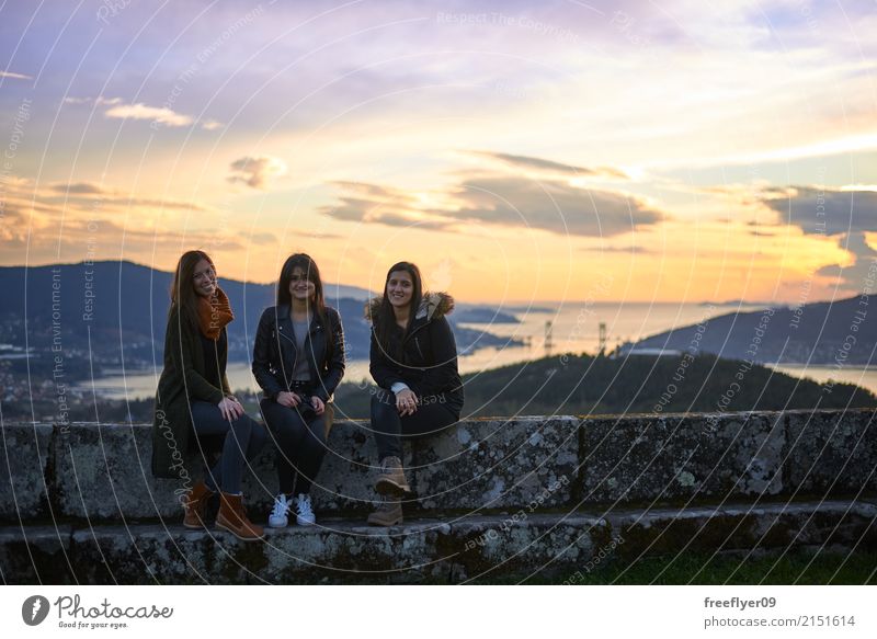Drei junge Frau, die bei Sonnenuntergang aufwirft Ferien & Urlaub & Reisen Tourismus Ausflug Freiheit wandern Mensch feminin Junge Frau Jugendliche 3