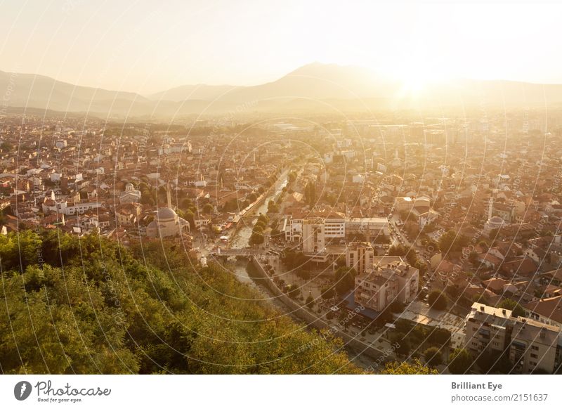 Stadt im Abendlicht Ferien & Urlaub & Reisen Tourismus Sommer Sonnenaufgang Sonnenuntergang Sonnenlicht Wärme Prizren Kosovo Europa Altstadt Haus oben gold
