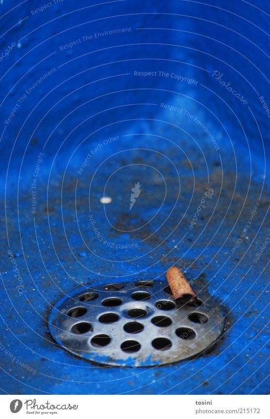 abgeraucht Rost dreckig blau Zigarette Filterzigarette Abfluss Schacht Loch Müll ungesund Rauchen wegwerfen Ecke Farbfoto Außenaufnahme Detailaufnahme