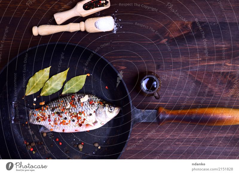 Karpfen in Gewürzen Fisch Kräuter & Gewürze Pfanne Tisch Küche Natur Blatt Holz frisch lecker natürlich oben braun grün Kruzianer Paprika ganz Salz