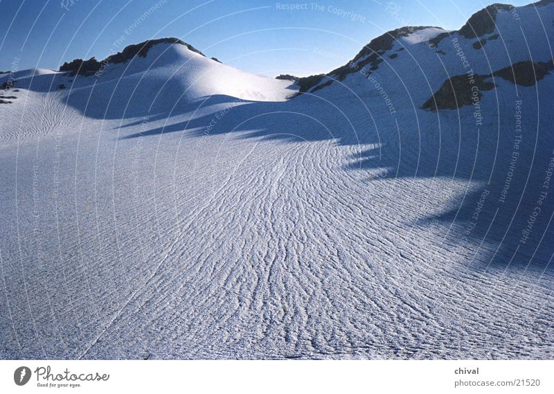 Gletscher kalt Berge u. Gebirge Alpen Schnee Spuren Sonne Eis Kontrast Schatten blau