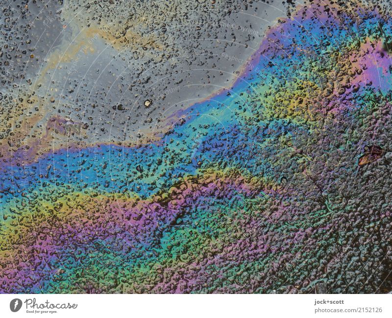 schlierig schmierig Ölfleck Ölfilm authentisch dreckig hässlich nass unten unbeständig Umweltverschmutzung Hintergrundbild regenbogenfarben Regenwasser Benzin