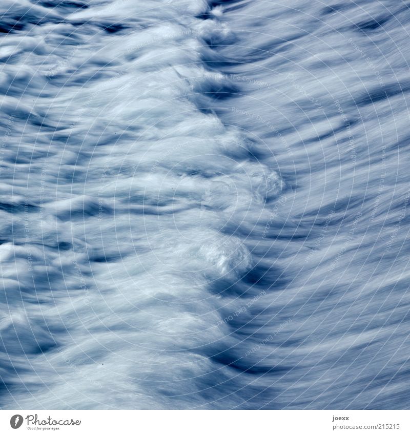 Wasserlocken Wellen Bach Fluss Flüssigkeit blau Farbfoto Gedeckte Farben Außenaufnahme Langzeitbelichtung Gischt Wellengang Dynamik fließen Hintergrundbild