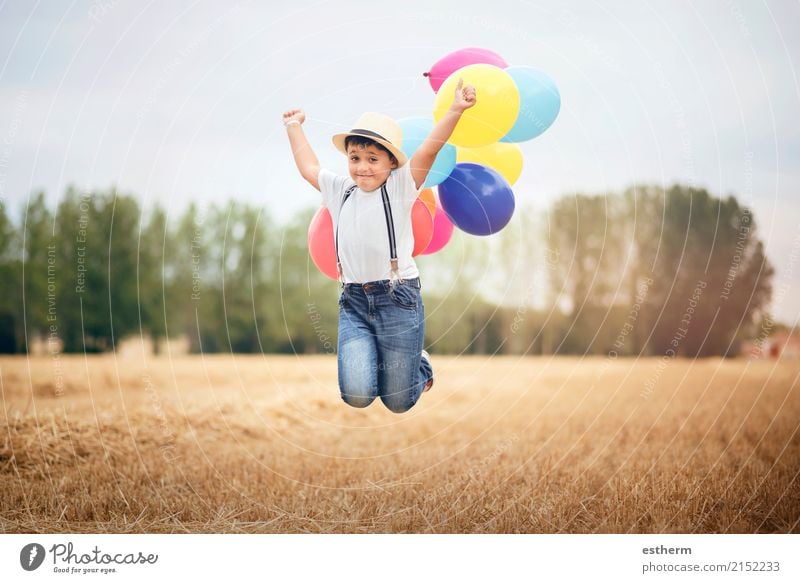 Junge springt mit Luftballons auf dem Feld Lifestyle Freude Ferien & Urlaub & Reisen Abenteuer Freiheit Sommerurlaub Kind Kleinkind Kindheit 3-8 Jahre Wiese